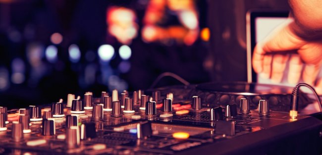 Golpe fuerte Física masculino Los DJs que más pegan en Madrid | Alexmetric.com